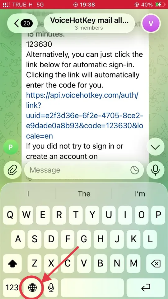 Küre tuşuna ok işaret eden iOS klavyesi