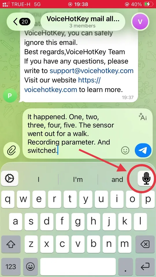 Dikte mikrofon düğmesine ok işaret eden VoiceHotKey klavyesi